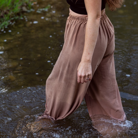 Une femme se promène dans l’eau.