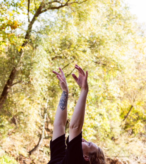 Une femme pratique le yoga dans une forêt.