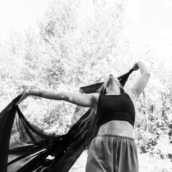 Une femme pratique le yoga dans une forêt.